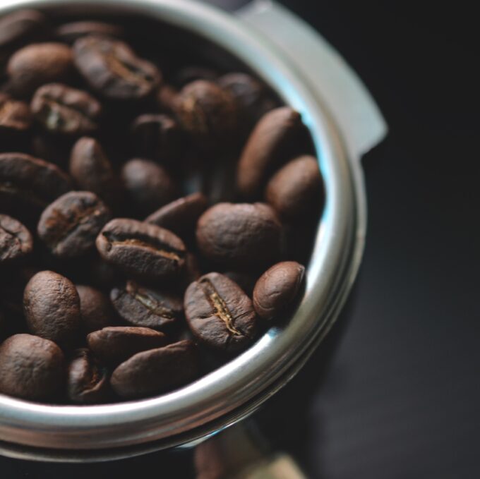 Home Blend Coffee Beans In Porta Filter Espresso Coffee Machine